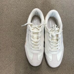 Reebok Classic White and light pink Sneakers